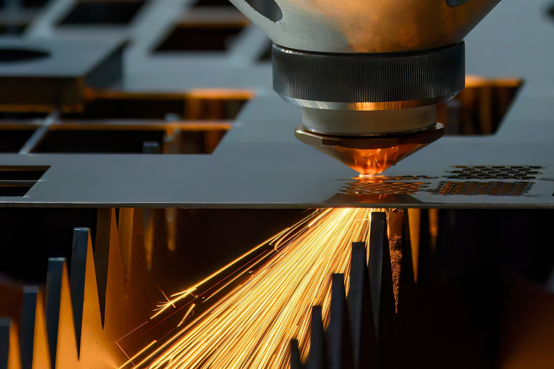 fiber laser cutter cutting